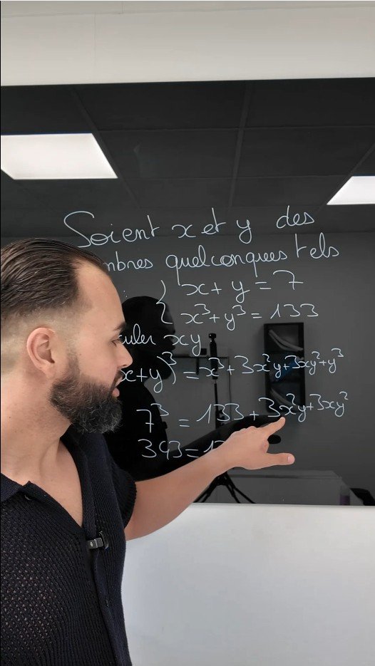 Rémi Mohalla enseignant les mathématiques au tableau